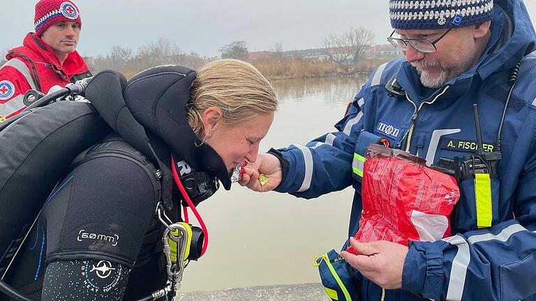 Erste Stärkung nach anstrengendem Einsatz: Nach einer Stunde im eiskalten Main, in dem man die Hand vor Augen kaum sieht, hat Taucherin Eva Riedel ein Schokoladen-Bonbon mehr als verdient. Erste Stärkung nach anstrengendem Einsatz: Nach einer Stunde im eiskalten Main, in dem man die Hand vor Augen kaum sieht, hat Taucherin Eva Riedel ein Schokoladen-Bonbon mehr als verdient.
