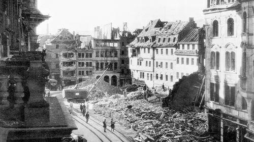 Schwere Schäden: Schon nach dem Bombenangriff des 19. Februar 1945, der 112 Todesopfer forderte, war der Kürschnerhof ein Trümmerfeld. Links ist das Neumünster zu erkennen. Schwere Schäden: Schon nach dem Bombenangriff des 19. Februar 1945, der 112 Todesopfer forderte, war der Kürschnerhof ein Trümmerfeld. Links ist das Neumünster zu erkennen.