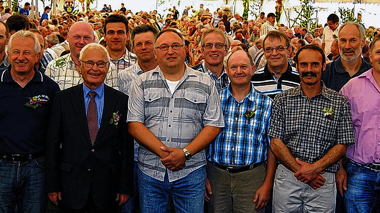 28 neue Feldgeschworene gibt es im Landkreis Haßberge. Sie wurden am Wochenende in Kleinsteinach vereidigt.