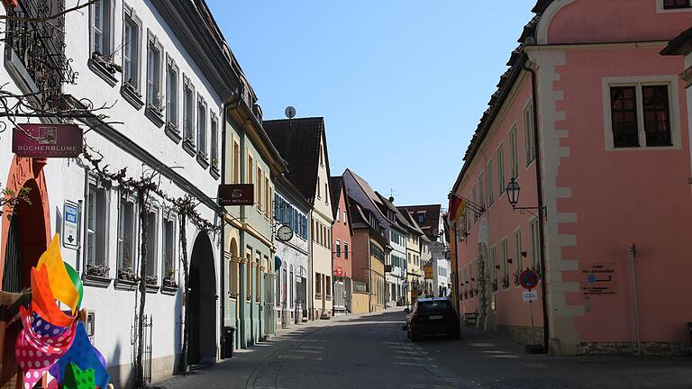 Ungewohntes Bild: Die Volkacher Altstadt ist menschenleer aufgrund der Ausgangsbeschränkungen während der Corona-Krise.