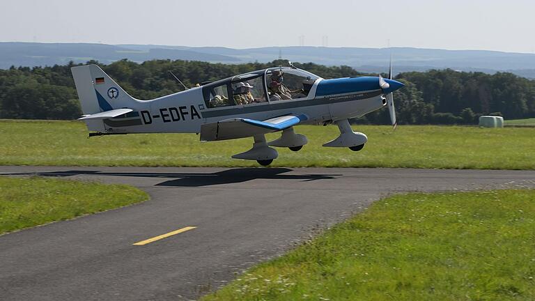 18 Kinder erlebten beim Ferienprogramm einen spannenden Tag auf dem Flugplatz Altfeld.