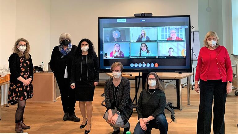 Bereits zum 6. Mal luden die unterfränkischen Gleichstellungsbeauftragten zu einer Veranstaltung unter dem Motto „Politik braucht Frauen“ ein, diesmal im Hybridformat im Landratsamt Würzburg und als Videokonferenz. Bereits zum 6. Mal luden die unterfränkischen Gleichstellungsbeauftragten zu einer Veranstaltung unter dem Motto „Politik braucht Frauen“ ein, diesmal im Hybridformat im Landratsamt Würzburg und als Videokonferenz.