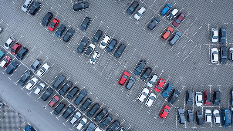 Blick auf den Parkplatz&nbsp; Talavera in Würzburg von oben. Ob der kostenlose Parkplatz bewirtschaftet wird, entscheiden die Bürger am 24. Juli.&nbsp;