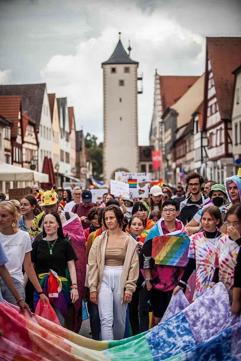 Der bunte Demonstrationszug führte von der Hauptstraße über die Bahnhofstraße zurück zum Marktplatz.