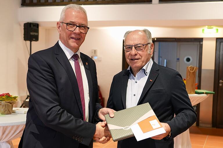 Sie haben unterschiedliche Meinung über das Sportangebot der Stadt Haßfurt: Bürgermeister Günther Werner (links) und sein Vorgänger Rudi Eck, hier bei dessen Geburtstagsfeier im März. (Archivbild)