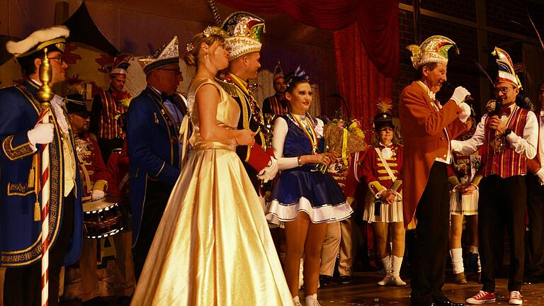 Der Elferrat aus Würzburg mit Prinz und Prinzessin und Hofstaat war zu Gast bei der Jubiläumssitzung der Pläfelder Läushammel. Der Elferrat aus Würzburg mit Prinz und Prinzessin und Hofstaat war zu Gast bei der Jubiläumssitzung der Pläfelder Läushammel.