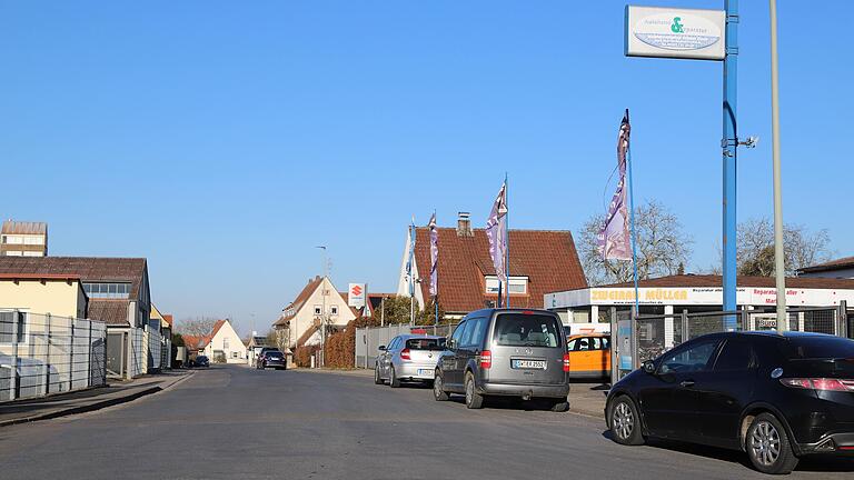 Die Nikolaus-Fey-Straße in Gerolzhofen: Sie wird nicht umbenannt, weil viele Unternehmen hier beheimatet sind. Der Stadtrat hat sich aber klar gegen den Namensgeber positioniert.