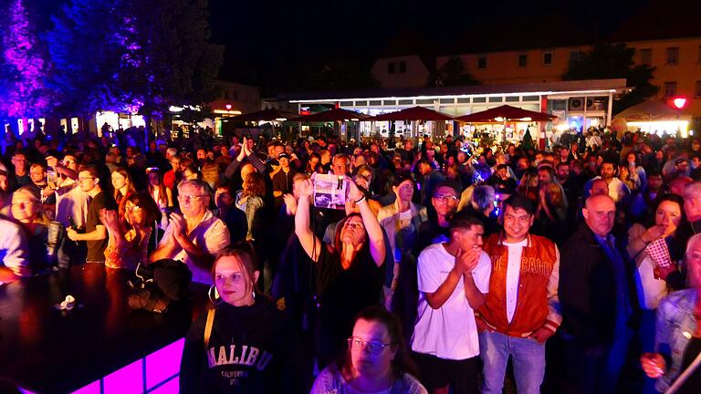 Tausende Menschen bevölkerten im vergangenen Jahr die Haßfurter Altstadt im Rahmen von Einkaufsnacht und 'Sommer in der Stadt'. Tausende Menschen bevölkerten im vergangenen Jahr die Haßfurter Altstadt im Rahmen von Einkaufsnacht und 'Sommer in der Stadt'.