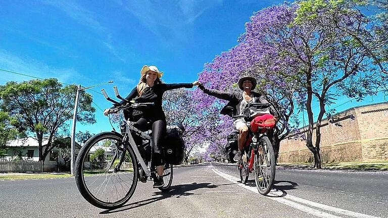 Mit ihrem Fahrrad bereist Hanna Full aus Ettleben gemeinsam mit ihrem Freund Nadiem der Weduwen die Welt, hier sind sie in Australien unterwegs. Bei ihrem Trip sammelt sie Spenden für Fahrräder für Afrika. Mit ihrem Fahrrad bereist Hanna Full aus Ettleben gemeinsam mit ihrem Freund Nadiem der Weduwen die Welt, hier sind sie in Australien unterwegs. Bei ihrem Trip sammelt sie Spenden für Fahrräder für Afrika.