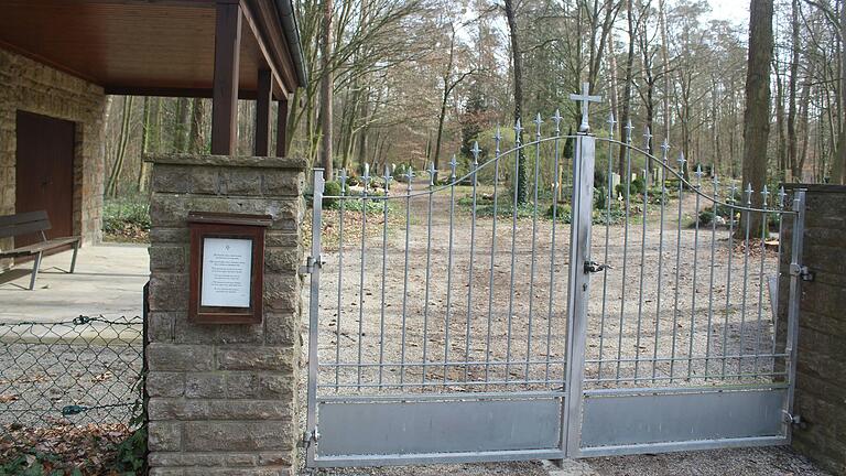 Im idyllisch gelegenen Friedhof im Wiesentheider Ortsteil Geesdorf soll noch in diesem Jahr eine Urnenwiese entstehen. Im idyllisch gelegenen Friedhof im Wiesentheider Ortsteil Geesdorf soll noch in diesem Jahr eine Urnenwiese entstehen.
