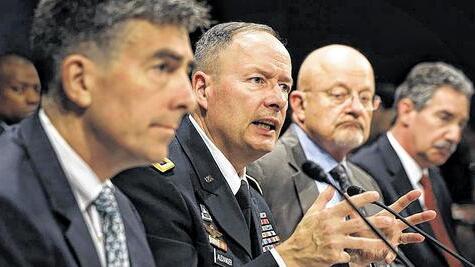 Verbale Gegenoffensive: Bei einer Anhörung im US-Kongress verteidigen die US-Geheimdienstchefs (von links) NSA-Stellvertreter John Inglis, NSA-Chef Keith Alexander, der Nationale Geheimdienstdirektor James Clapper und der Vizejustizminister James Cole, ihre Spähprogramme. Verbale Gegenoffensive: Bei einer Anhörung im US-Kongress verteidigen die US-Geheimdienstchefs (von links) NSA-Stellvertreter John Inglis, NSA-Chef Keith Alexander, der Nationale Geheimdienstdirektor James Clapper und der Vizejustizminister James Cole, ihre Spähprogramme.