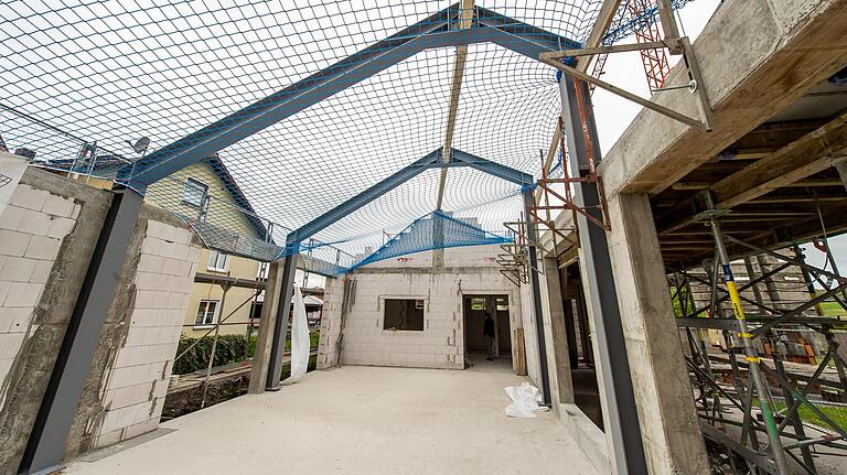 Unfertig: Noch im Rohbau befindet sich das Dorfgemeinschaftshaus in Sulzdorf, das Treffpunkt für die örtlichen Vereine und Gruppen wird. Unfertig: Noch im Rohbau befindet sich das Dorfgemeinschaftshaus in Sulzdorf, das Treffpunkt für die örtlichen Vereine und Gruppen wird.