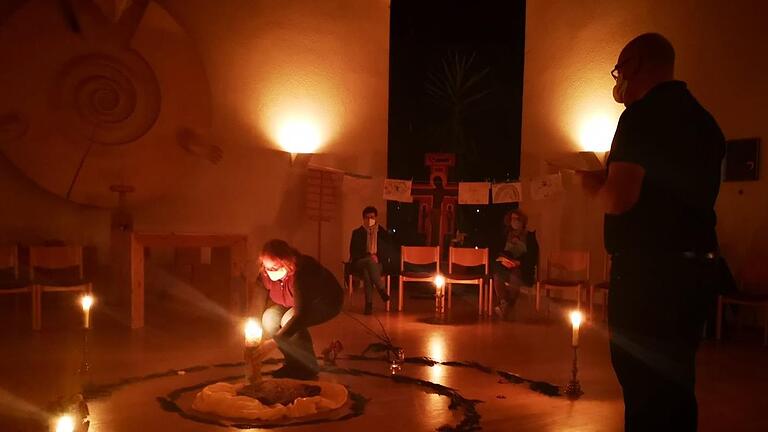 Taizé-Andacht zum dritten Advent in der Kapelle im Kinderdorf in Riedenberg: 'Durch die barmherzige Liebe unseres Gottes wird uns besuchen das aufstrahlende Licht aus der Höhe.' Foto: Marion Eckert - Taizé-Andacht zum dritten Advent in der Kapelle im Kinderdorf in Riedenberg: 'Durch die barmherzige Liebe unseres Gottes wird uns besuchen das aufstrahlende Licht aus der Höhe.' Foto: Marion Eckert Taizé-Andacht zum dritten Advent in der Kapelle im Kinderdorf in Riedenberg: 'Durch die barmherzige Liebe unseres Gottes wird uns besuchen das aufstrahlende Licht aus der Höhe.' Foto: Marion Eckert - Taizé-Andacht zum dritten Advent in der Kapelle im Kinderdorf in Riedenberg: 'Durch die barmherzige Liebe unseres Gottes wird uns besuchen das aufstrahlende Licht aus der Höhe.' Foto: Marion Eckert