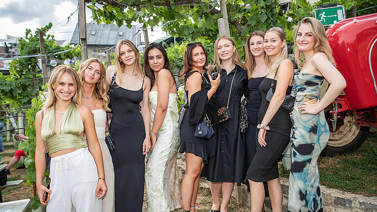 Tausende Menschen besuchen den Auftaktabend am Mittwoch 12.07.23 vom 'Wein am Stein' Weinfest beim Weingut Knoll in Würzburg.