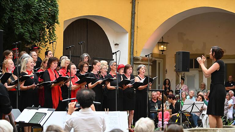 Im Bild zu sehen ist der Chor des Musikvereins Volkach mit Chorleiterin Anna Hager-Nikolay beim Konzert argentinischer Sommerabend im Schloss Zeilitzheim.