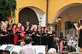 Im Bild zu sehen ist der Chor des Musikvereins Volkach mit Chorleiterin Anna Hager-Nikolay beim Konzert argentinischer Sommerabend im Schloss Zeilitzheim.