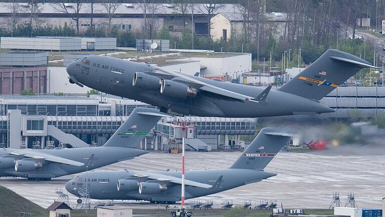 US-Airbase Ramstein.jpeg       -  Ein US-Militärtransportflugzeug hebt vom US-Luftwaffenstützpunkt Ramstein ab. Die Militärbasis wird über das CEPS mit Treibstoff versorgt.