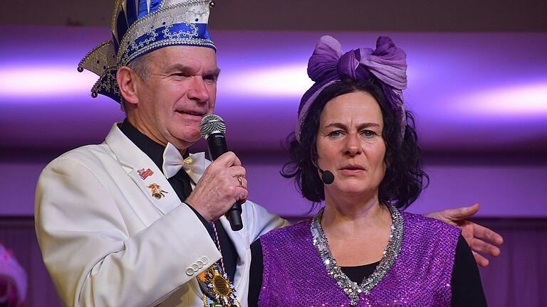 Sitzungspräsident Fredi Breunig und Ines Procter verstanden sich bei der Prunksitzung im Jahr 2024 bestens. In diesem Jahr steht sie aus Termingründen nicht bei den Sälzer Gröpf auf der Bühne. Sitzungspräsident Fredi Breunig und Ines Procter verstanden sich bei der Prunksitzung im Jahr 2024 bestens. In diesem Jahr steht sie aus Termingründen nicht bei den Sälzer Gröpf auf der Bühne.
