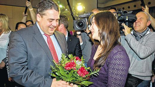 Treffen in Nürnberg: Juso-Chefin Johanna Uekermann hatte für SPD-Chef Sigmar Gabriel Blumen &ndash; und reichlich Kritik am Koalitionsvertrag.