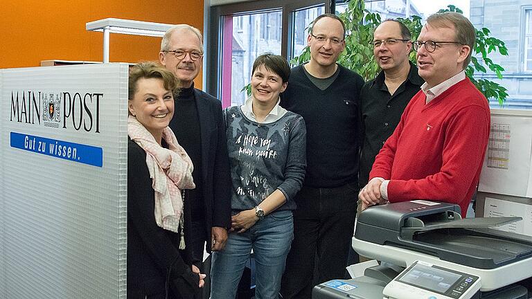 Expertentelefon zum Thema Darmkrebs, Mediziner aus der Region stellen sich am Telefon Fragen. Gruppenfoto mit (von links) Dr. Sabine Leucht, Dr. Joachim Müller, Dr. Steffi Appelt, Dr. Christoph Schmidt, Dr. Klaus Kosch und Dr. Markus Ewald.