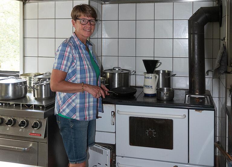 Arbeitsplatz seit 34 Jahren: Patrizia Kümpel hat auch den großen Holzherd&nbsp; in Küche im Griff.