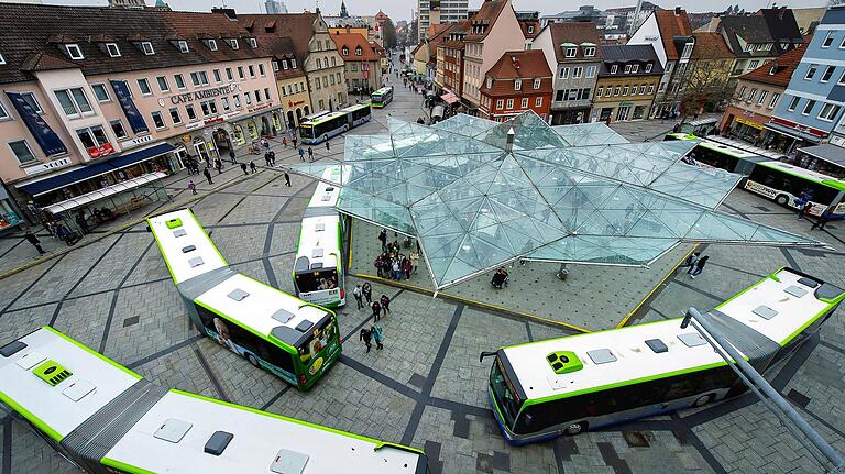 Ist es sinnvoll, dass alle Busse den Busbahnhof am Roßmarkt anfahren und von dort wieder wegfahren oder wären Ringlinien besser für Schweinfurt?