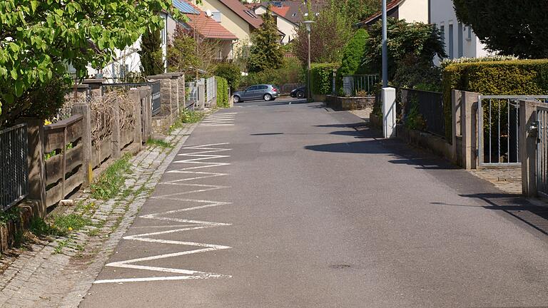 Ein Blick in die Hebererstraße. Auf den gestrichelten Linien durfte bisher schon nicht geparkt werden. Seit Anfang April gibt es in dieser Straße nun überhaupt keinen Parkplatz mehr.