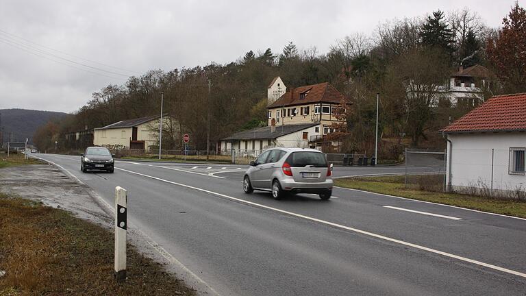 Die einfache Gestaltung der Kreuzung am ehemaligen Gambacher Bahnhof entspricht nicht mehr den Richtlinien. Deshalb wird die unfallauffällige Einmündung umgebaut.&nbsp;