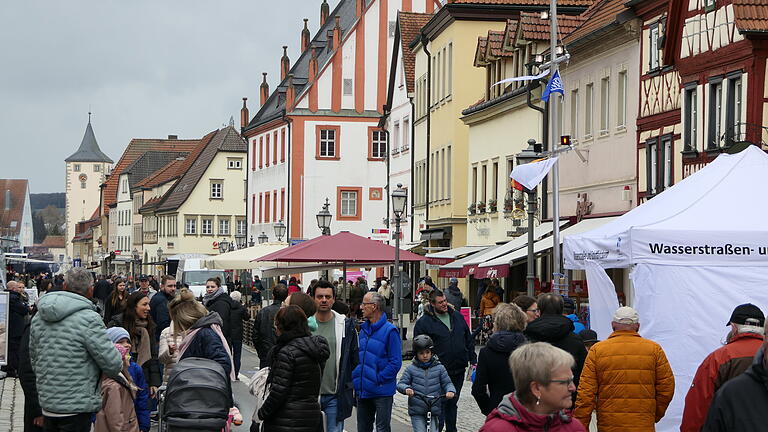 Trotz des durchwachsenen Wetters fanden viele Besucher den Weg zur Zukunftsmesse in der Haßfurter Innenstadt.