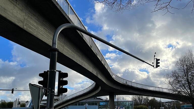 Die Falaiser Brücke in Bad Neustadt ist ab Ende Mai für mehrere Monate nicht mehr zugänglich. Die Bauarbeiten haben auch Auswirkungen auf den Straßenverkehr. Die Falaiser Brücke in Bad Neustadt ist ab Ende Mai für mehrere Monate nicht mehr zugänglich. Die Bauarbeiten haben auch Auswirkungen auf den Straßenverkehr.