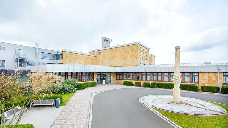 Der Landkreis Haßberge muss als Träger nach eigenen Angaben sicherstellen, dass das Kommunalunternehmen Haßberg-Kliniken seine Aufgaben erfüllen kann und gleiche daher Defizite aus. Der Landkreis Haßberge muss als Träger nach eigenen Angaben sicherstellen, dass das Kommunalunternehmen Haßberg-Kliniken seine Aufgaben erfüllen kann und gleiche daher Defizite aus.