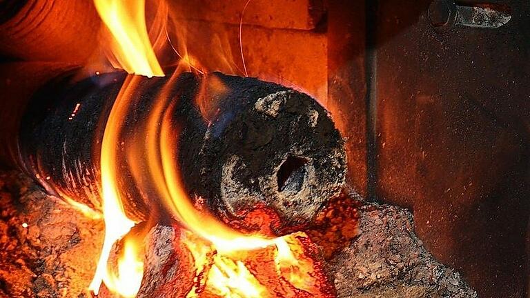 Aus einem kleinen unscheinbaren Feuer (Symbolbild) hätte sich Anfang Januar am Willanzheimer Rathaus ein Großbrand entwickeln können – ein mysteriöser Fall. Aus einem kleinen unscheinbaren Feuer (Symbolbild) hätte sich Anfang Januar am Willanzheimer Rathaus ein Großbrand entwickeln können – ein mysteriöser Fall.