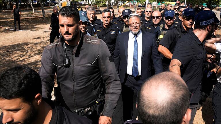 Nahostkonflikt - Holon       -  Sicherheitsminister Itamar Ben-Gvir besichtigt den Tatort in Holon nach einer Messerattacke mit zwei Toten.