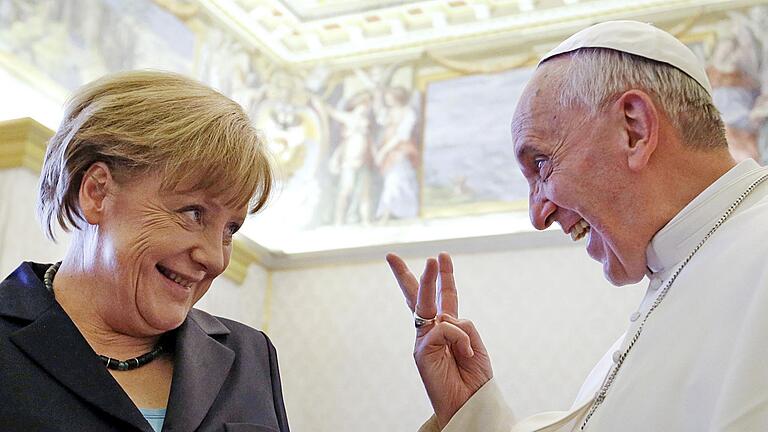 Papst Franziskus       -  &bdquo;Unbeirrbar lagen ihm in seinem zwölfjährigen Pontifikat ganz besonders diejenigen am Herzen, die ihre Stimme nicht selbst erheben konnten&rdquo;, teilte die frühere Bundeskanzlerin Angela Merkel mit.