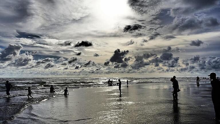 Abendstimmung am Strand von Parangtritis am indischen Ozean. Robert Nowaks Frau Tristanti stammt aus Indonesien, deshalb ist die Familie regelmäßig dort. Abendstimmung am Strand von Parangtritis am indischen Ozean. Robert Nowaks Frau Tristanti stammt aus Indonesien, deshalb ist die Familie regelmäßig dort.
