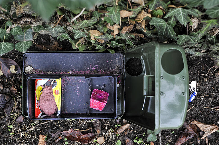 Im Inneren der Rattenköderboxen befinden sich zwei verschiedene Köder. Im Inneren der Rattenköderboxen befinden sich zwei verschiedene Köder.