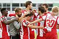 Der Trainer als Teil des Teams: Michael Schiele (Zweiter von links) bejubelt mit seinen Schüzulingen (von links) Frank Ronstadt, Patrick Sontheimer, Hendrik Hansen, Dominik Baumann, Daniel Hägele und Simon Rhein das 2:0 gegen Kaiserslautern.