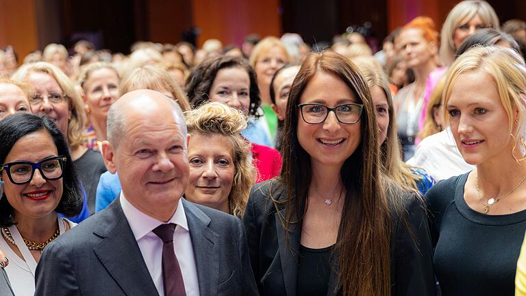 Die Schweinfurter Unternehmerin Christina Diem-Puello ist am Mittwoch in Berlin zur Präsidentin des Verbands deutscher Unternehmerinnen gewählt worden. Zu den Gratulanten gehörte auch Bundeskanzler Olaf Scholz.