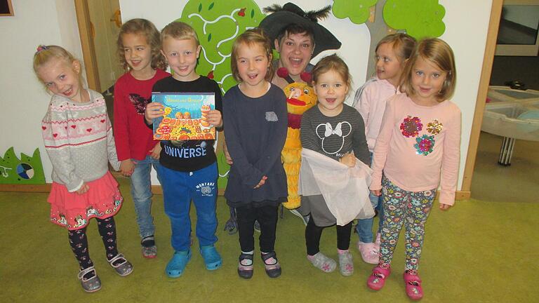 Die Leiterin der Stadtbücherei, Swantje Jas, besuchte anlässlich des Vorlesetags den Kindergarten „Unterm Regenbogen“. Die Leiterin der Stadtbücherei, Swantje Jas, besuchte anlässlich des Vorlesetags den Kindergarten „Unterm Regenbogen“.