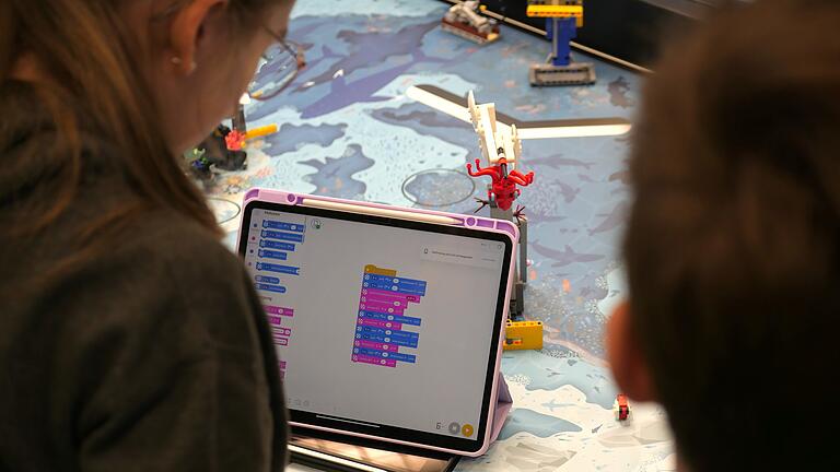 Selina Cerny hat den Blick auf den Code.       -  Selina Cerny hat den Blick auf den Code.