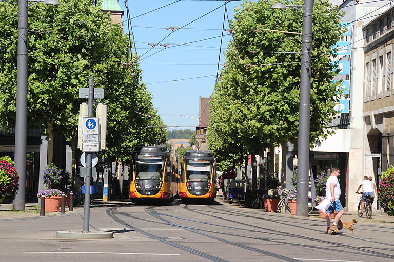 Die Kaiserstraße im Zentrum der Heilbronner Fußgängerzone wurde, obwohl sie auch nicht breiter ist als ihre Würzburger Schwester, trotzdem mit Baumreihen beiderseits der Straßenbahngleise ausgestattet. Für die Agenda 21 eine gelungene Umsetzung. Foto: Thomas Naumann/Agenda 21