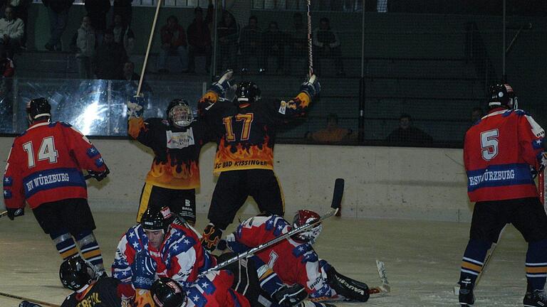 Im ersten Spiel der Saison 2002/2003 feierten die Eishockey-Cracks einen 7:0-Kantersieg über den ESV Würzburg. Fotos: Hopf       -  Im ersten Spiel der Saison 2002/2003 feierten die Eishockey-Cracks einen 7:0-Kantersieg über den ESV Würzburg. Fotos: Hopf