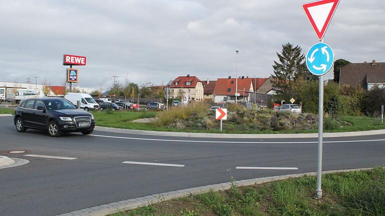 Der Kreisel bei Rügshofen: Die SPD Gerolzhofen hat vorgeschlagen, im Umfeld des Kreisverkehrs eine Haltestelle der Buslinie 8160 einzurichten.