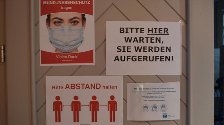 Bislang bleibt die Türe zu den Impfstraßen im Tattersall noch geschlossen. Bislang bleibt die Türe zu den Impfstraßen im Tattersall noch geschlossen.
