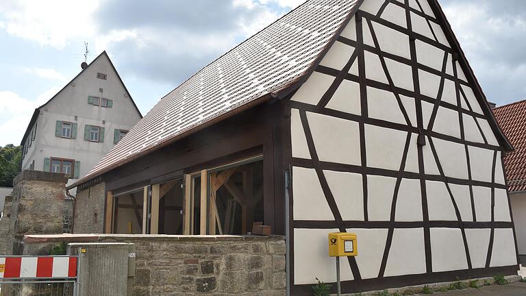 Der Umbau der ehemaligen Pfarrscheune in Bühler zu einem Dorfzentrum geht der Vollendung entgegen. Mittlerweile ist auch die auf dem Bild noch nicht zu sehende Fensterseite eingebaut.