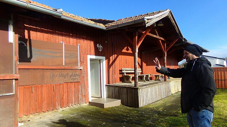 Ein Café und sogar ein kleines Museum kann sich Bürgermeister Roland Nöth vorstellen, wenn erst einmal die deutlichen Schäden am Gelchsheimer Bahnhof behoben sind.