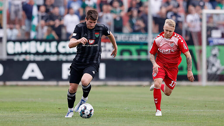 TSV Aubstadt vs. 1. FC Schweinfurt 05       -  Der TSV Aubstadt erwartet in der NGN-Arena den FC 05 Schweinfurt für das Unterfranken-Derby. Im Bild: v.li. Kevin Fery (FC Schweinfurt 05) und Jens Trunk (TSV Aubstadt).