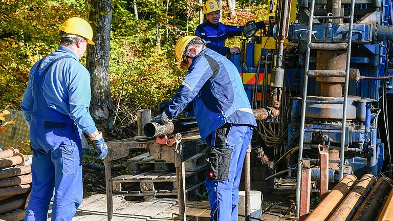 In 18 Bohrungen hat Knauf in der Altertheimer Mulde Gesteinsschichten aus dem Untergrund holen und untersuchen lassen. 17 Bohrstellen wurden zu neuen Grundwassermessstellen ausgebaut.