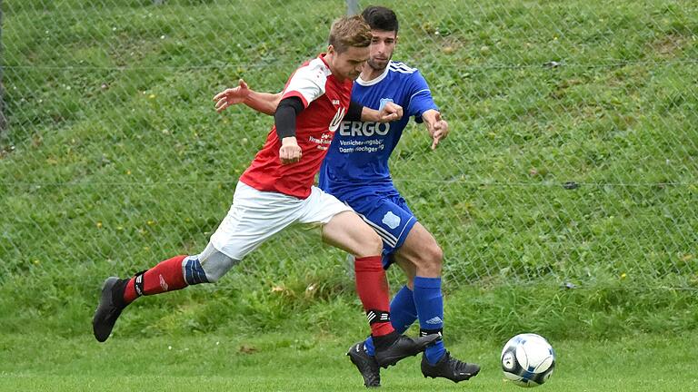 Julian Kuhn (vorne, Bild von Oktober 2023) erzielte das 2:0 für die SG Sulzdorf beim 8:0-Kantersieg gegen die SG Eltingshausen.