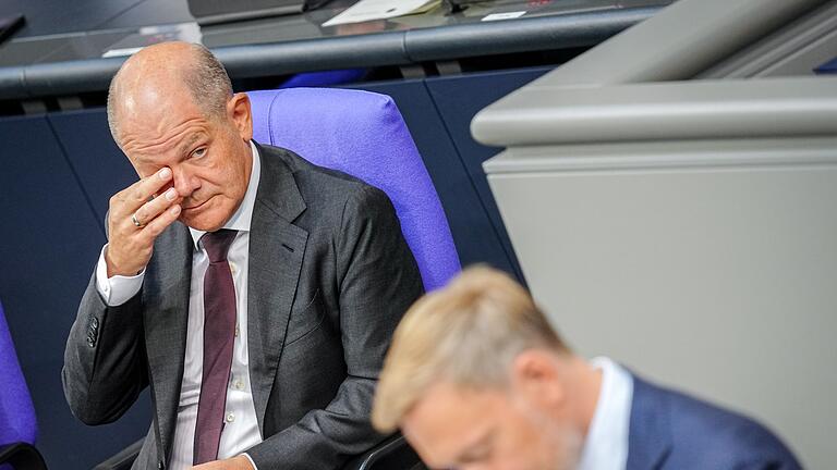 Haushaltswoche im Bundestag       -  Stundenlang haben Kanzler, Vizekanzler und Finanzminister verhandelt - und doch hinterlassen sie dem Parlament noch eine schwierige Aufgabe.